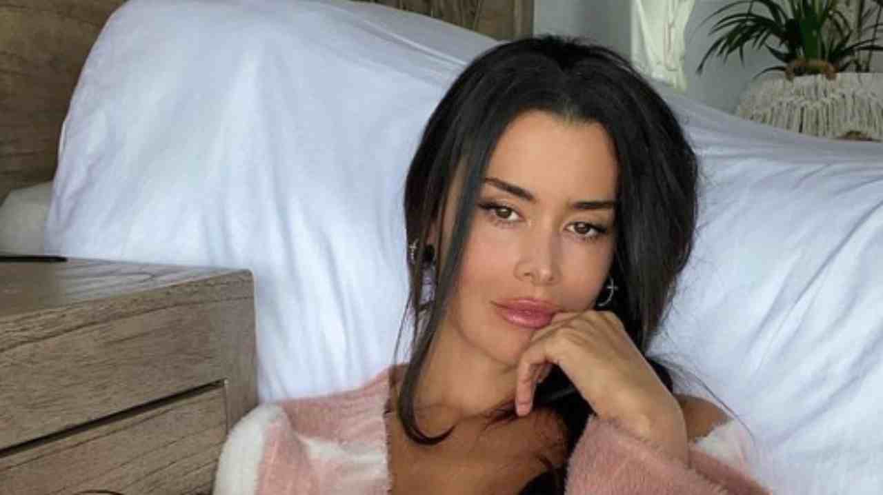 Eva Padlock In Acqua Mostra Tutto Il Bikini Sta Per Esplodere FOTO