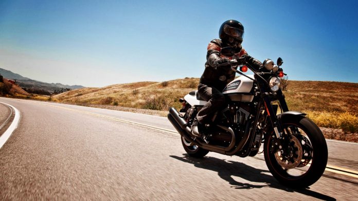 motociclista dimentica moglie