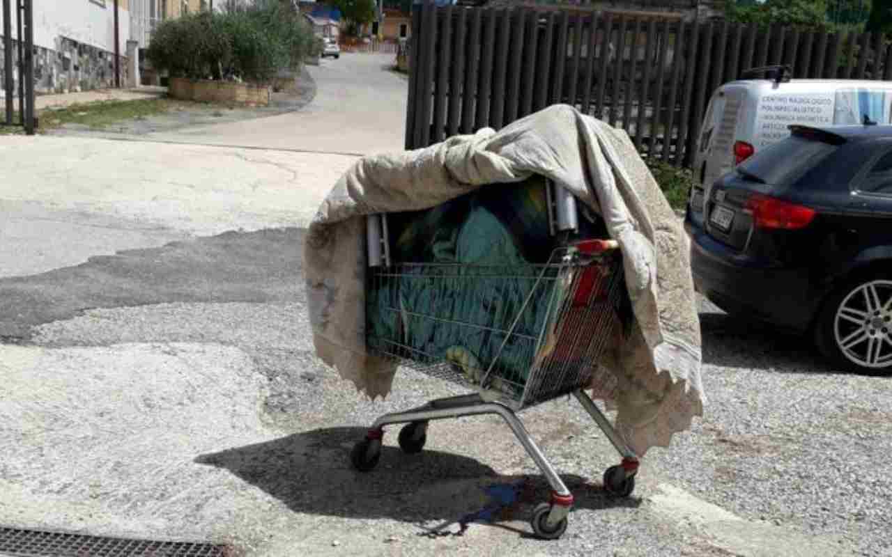 uomo morto carrello della spesa