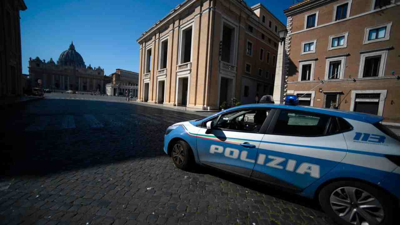 ragazzo suicida a Roma auto polizia