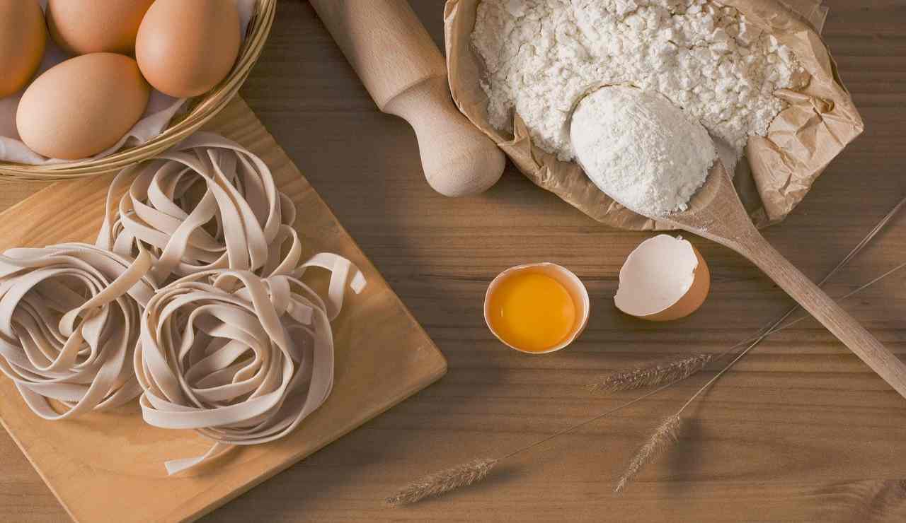 Pasta fresca fatta in casa: la ricetta della classica fettuccina all'uovo