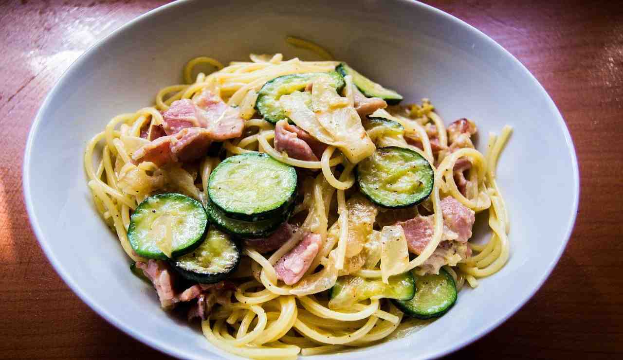 Ricetta carbonara alle zucchine la variante per renderla ancor più gustosa