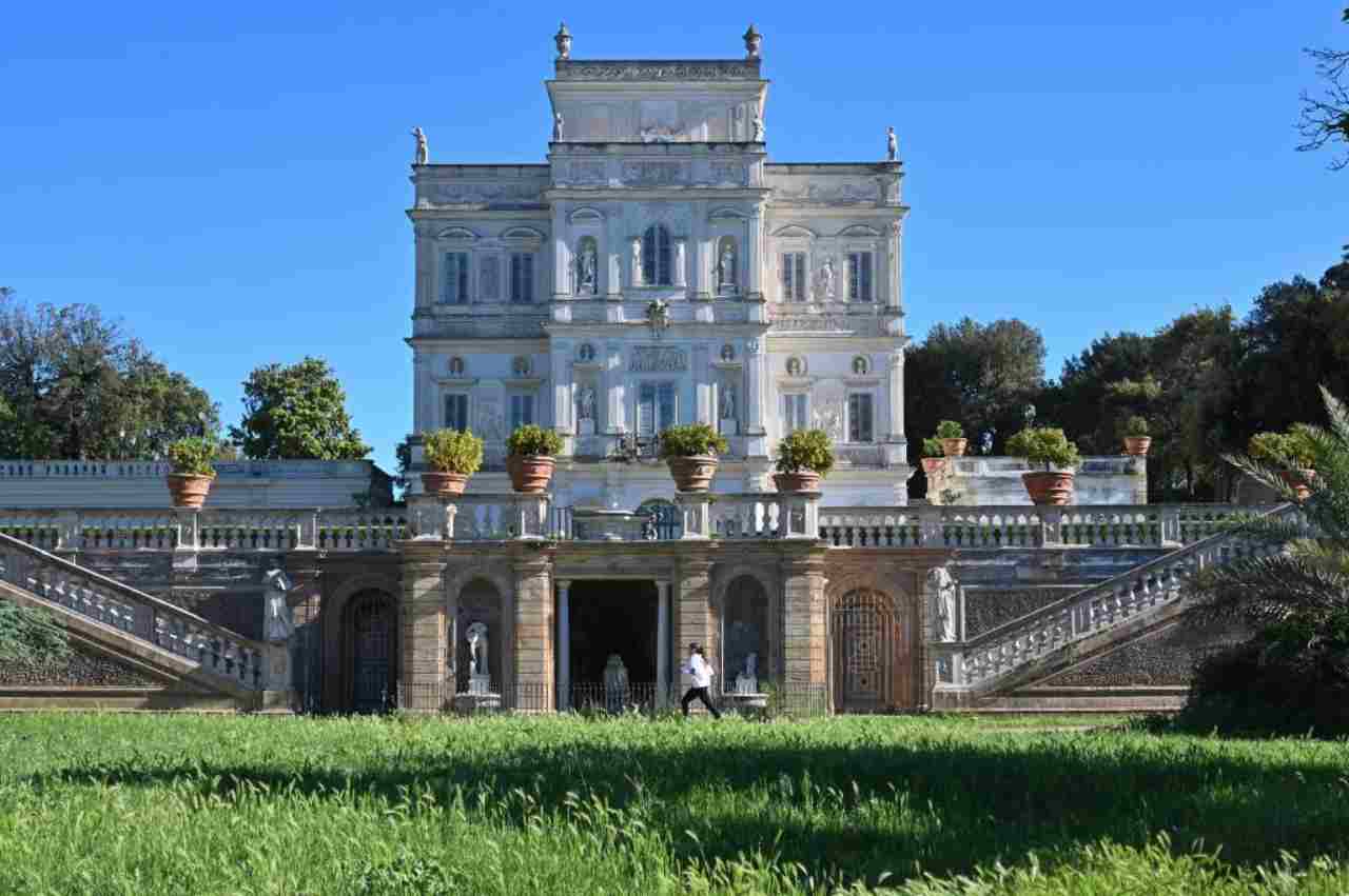 Stati Generali, Soumahoro si incatena a Villa Pamphili per protesta