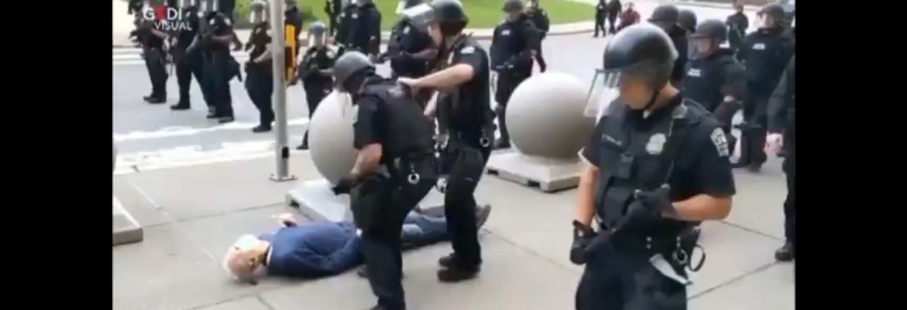 Anziano 75enne grave perché spinto dalla polizia a Buffalo