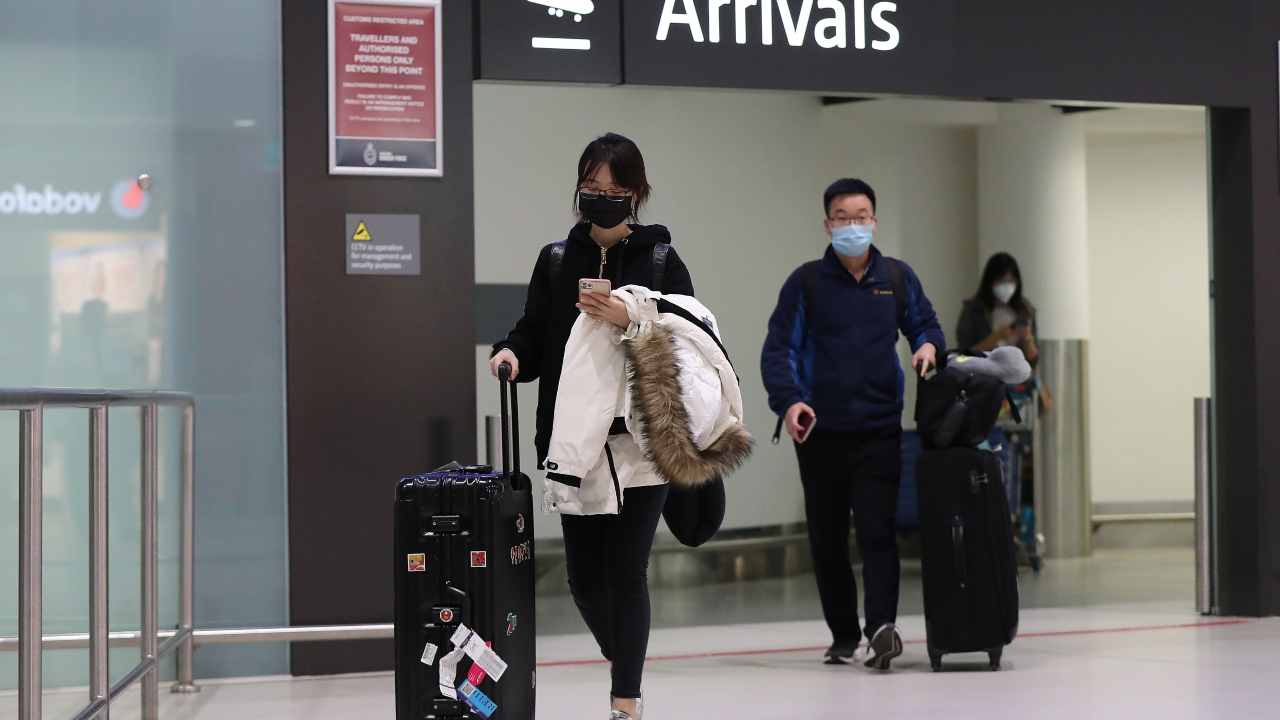 passeggeri all'arrivo in un aeroporto