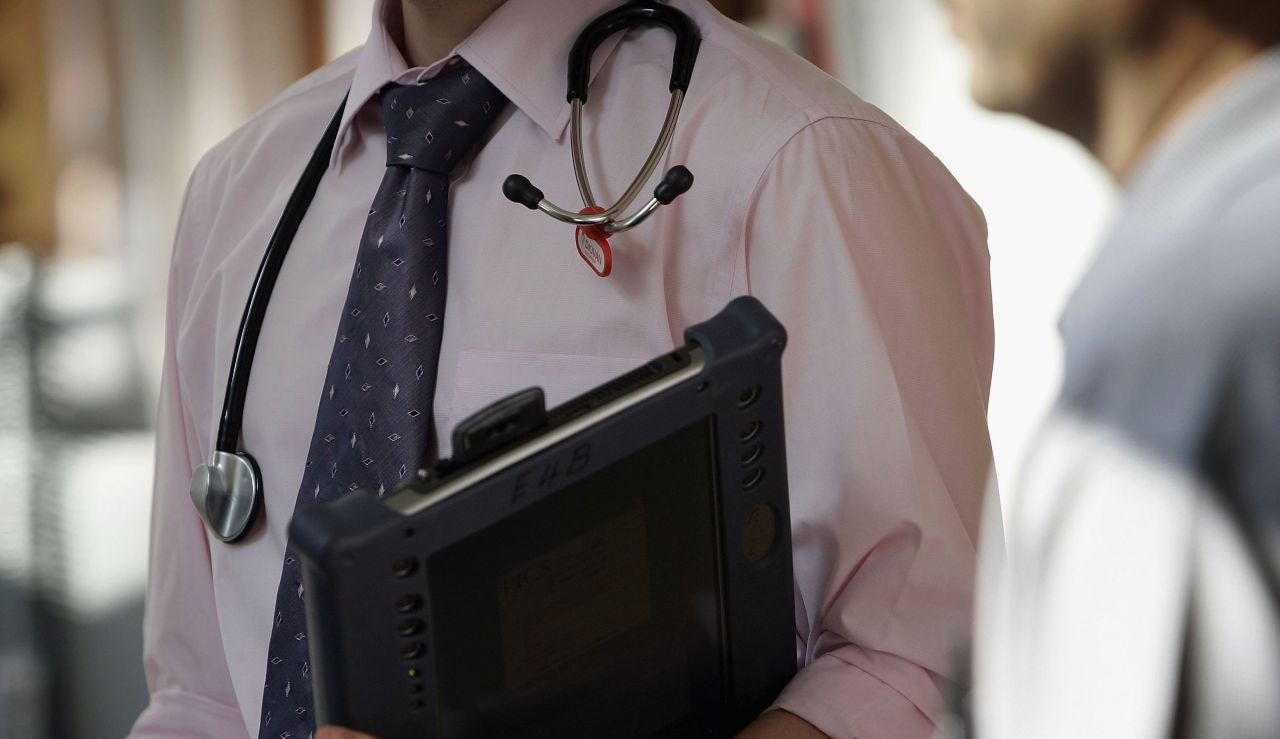 Medico insulti omofobi