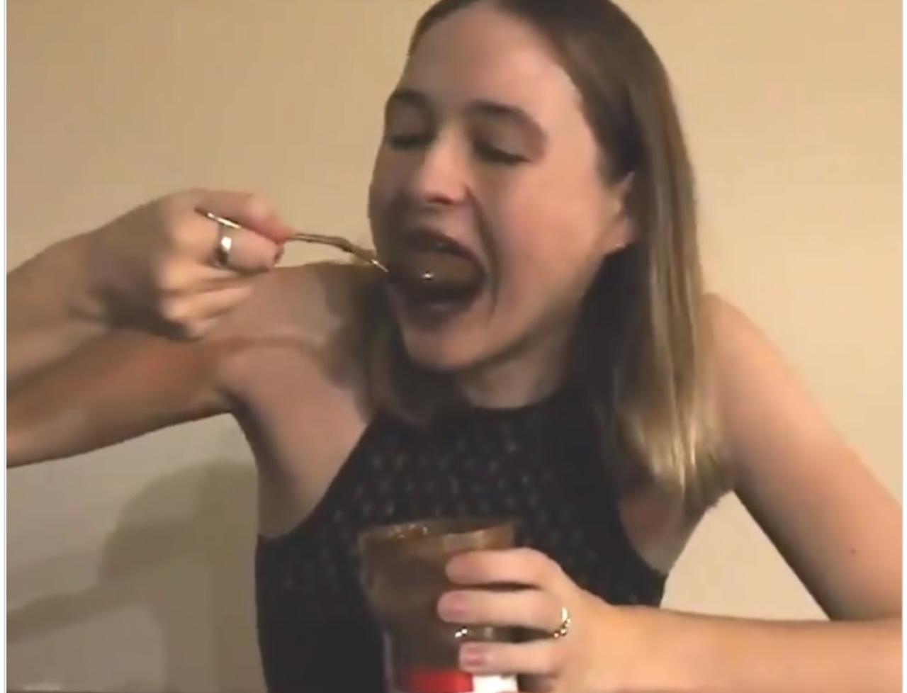 Si ingozza di Nutella: il video scatena la bufera