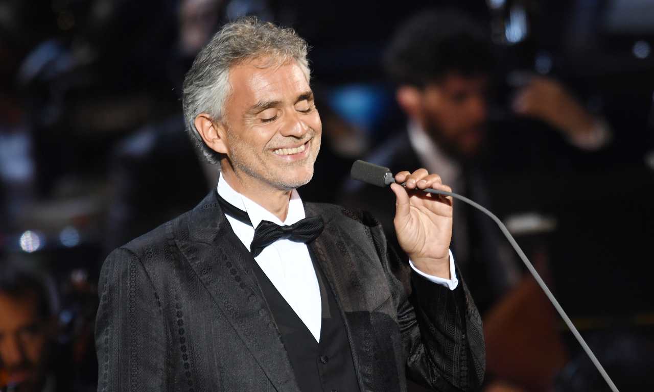 Andrea Bocelli canta