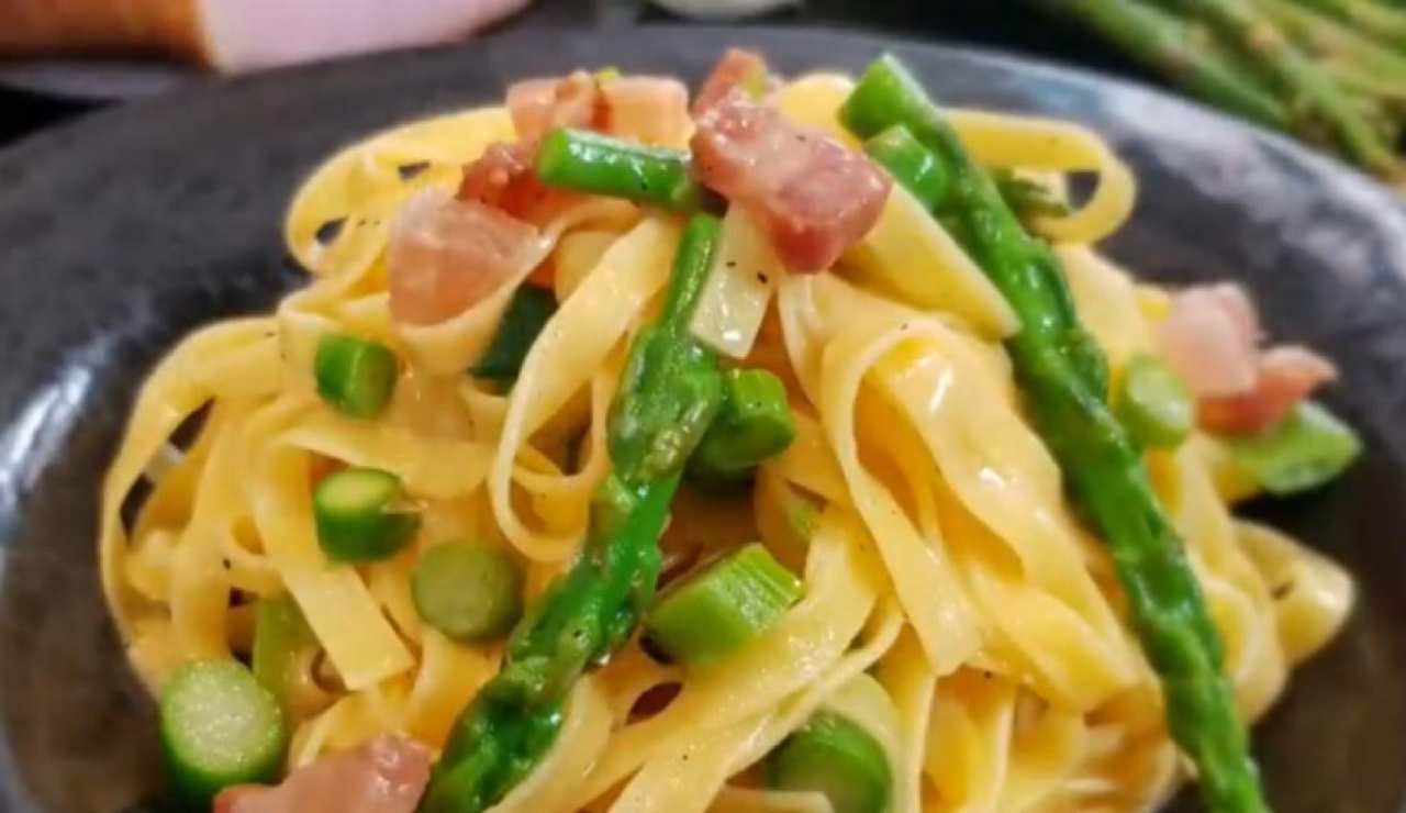 Fettuccine con asparagi ricetta