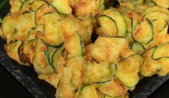 Frittelle di zucchine croccanti: la ricetta sfiziosa, ghiotta e veloce