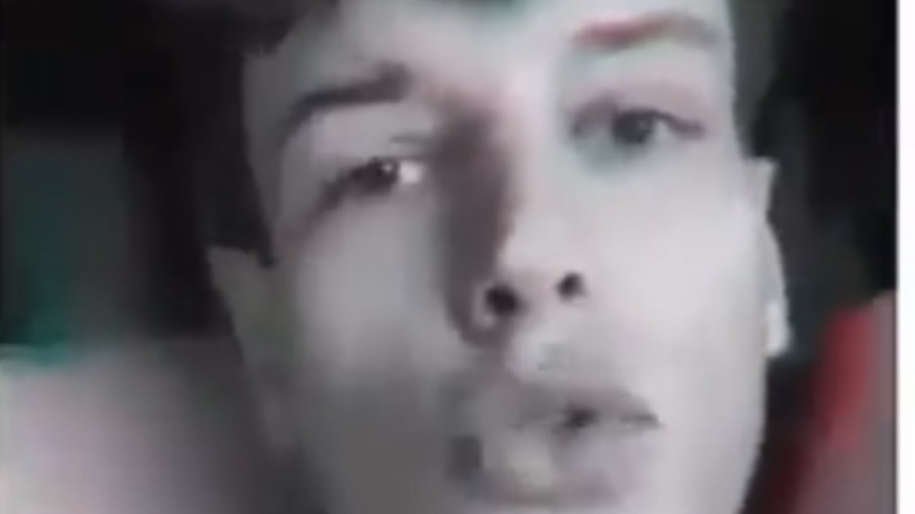 Calciatore rivolge insulti sessisti e razzisti ad una donna