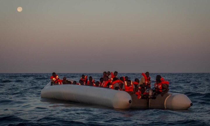 Migranti sbarcano a Lampedusa con barboncino: sembravano vacanzieri