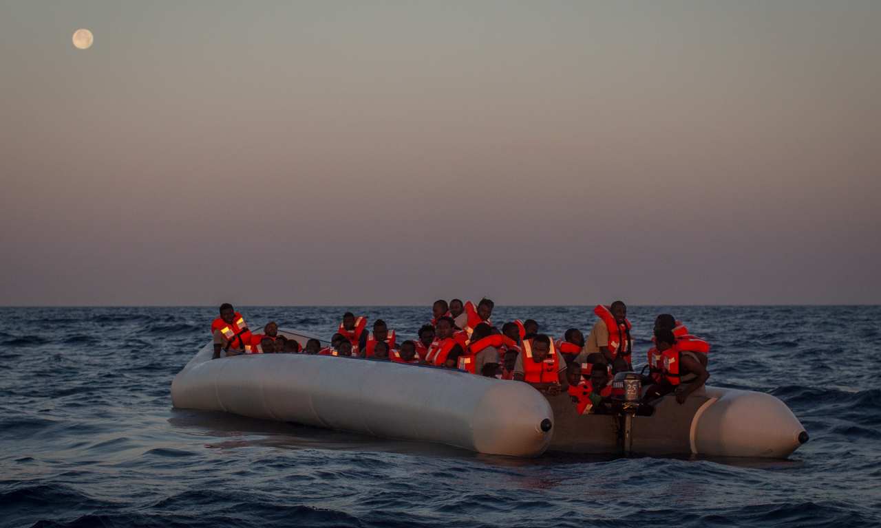 Migranti sbarcano a Lampedusa con barboncino: sembravano vacanzieri