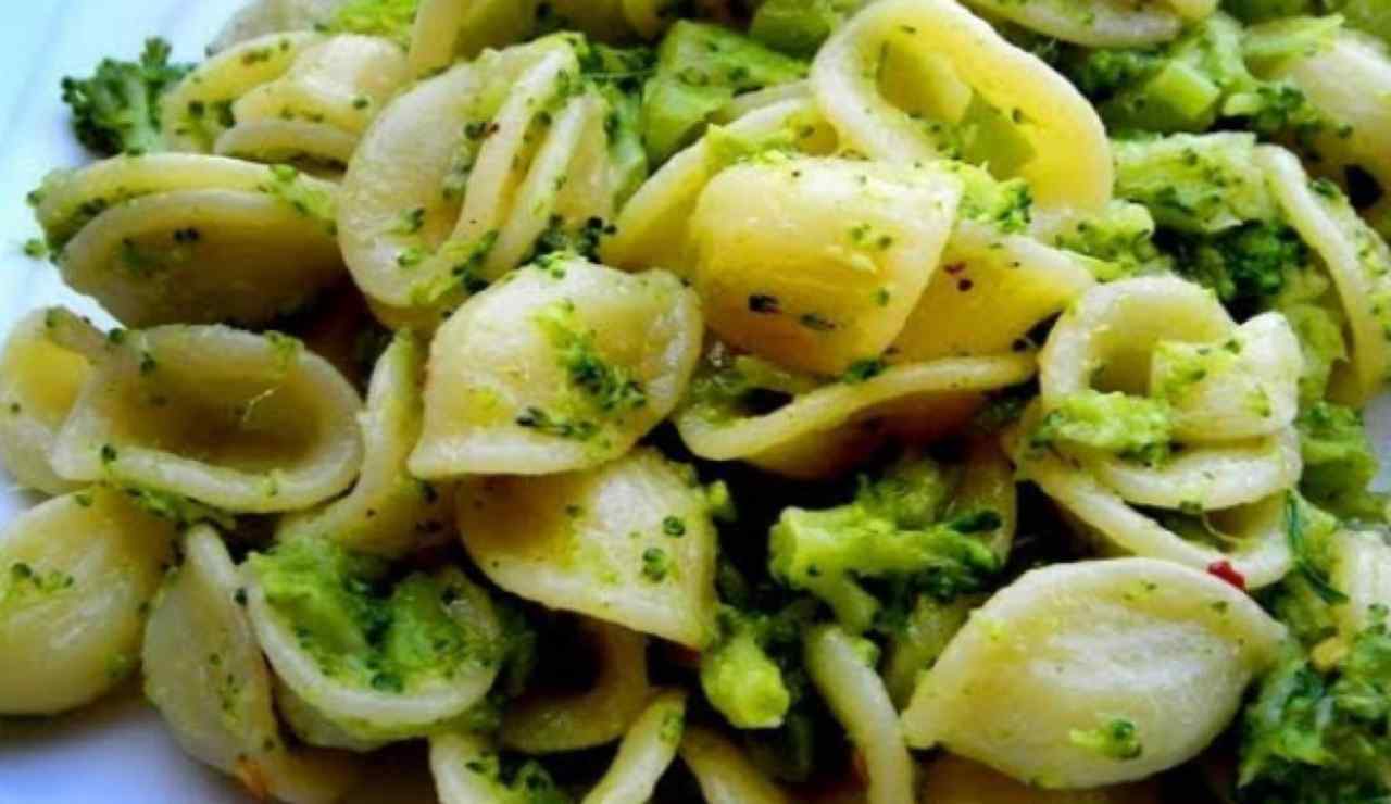 Orecchiette con broccoli e pancetta ricetta