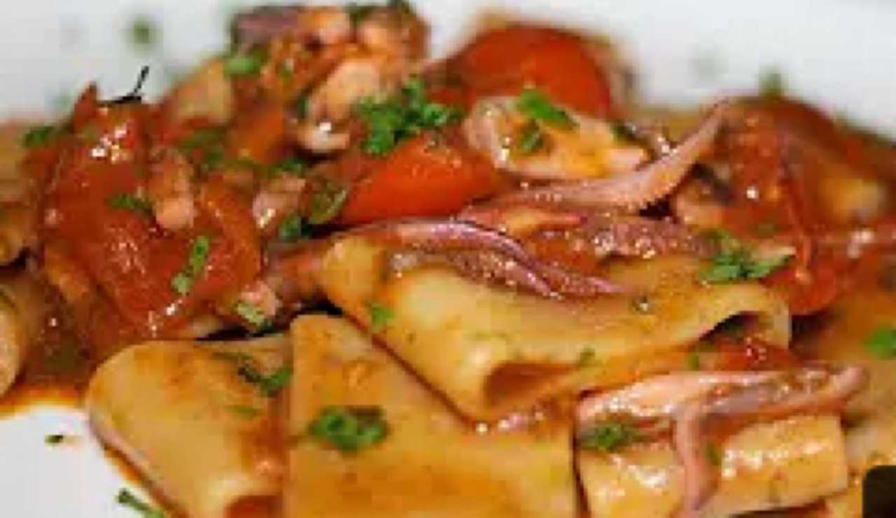 Paccheri al sugo di calamari ricetta