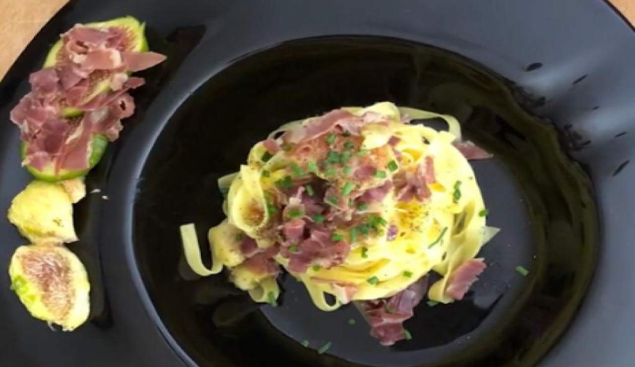 Tagliatelle con fichi e prosciutto. Ricetta