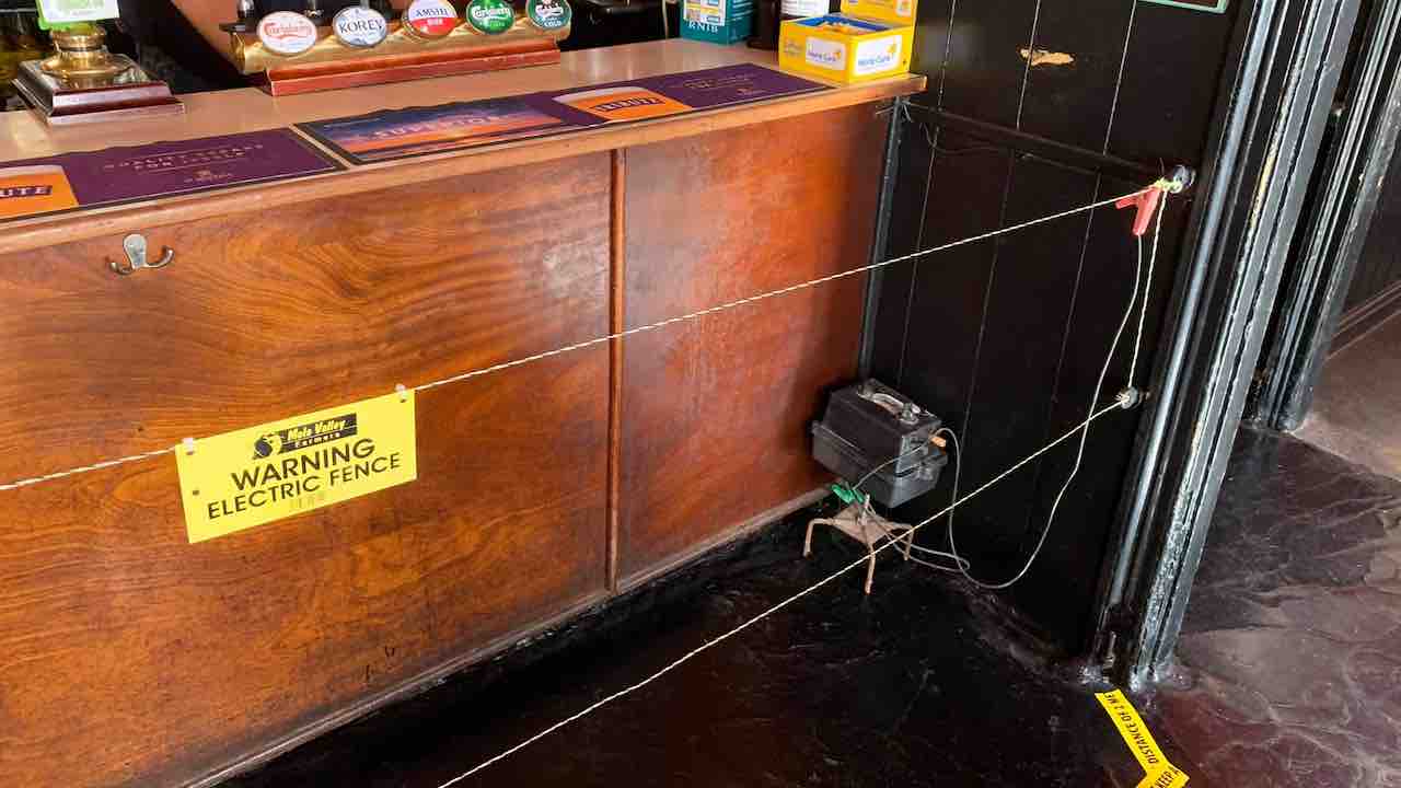 scossa elettrica pub distanziamento