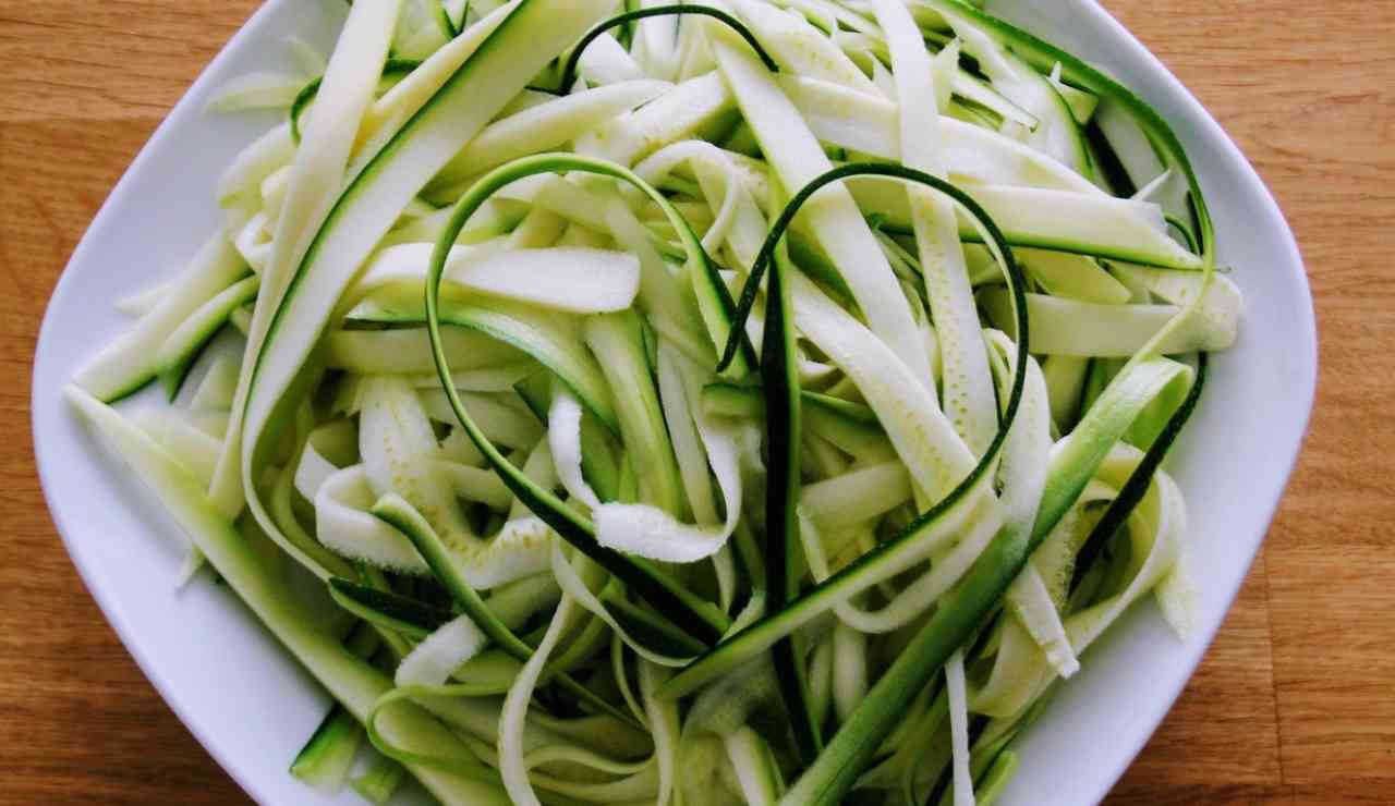 Zucchine per insalata fresca con melone. La ricetta