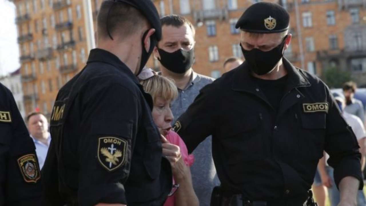 bielorussia arrestati giornalisti manifesanti