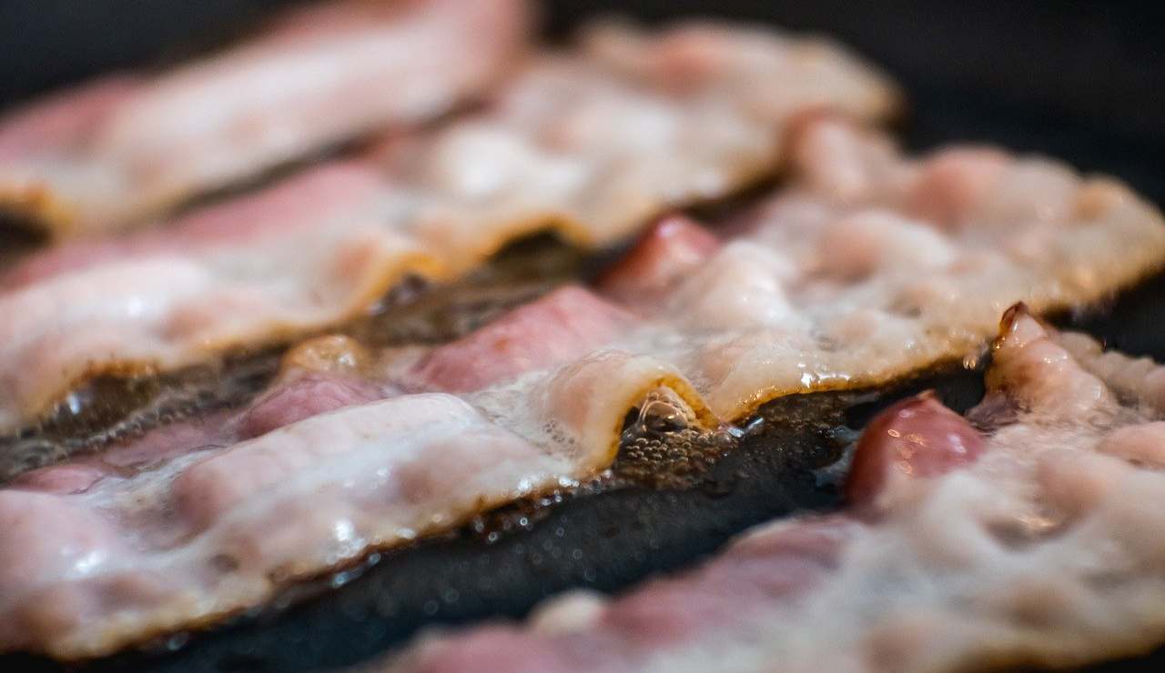 Bacon per colazione. La ricetta con le uova