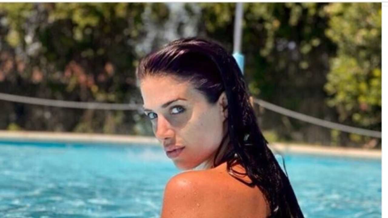 Eleonora Boi si rilassa in piscina: lato B da capogiro - Foto