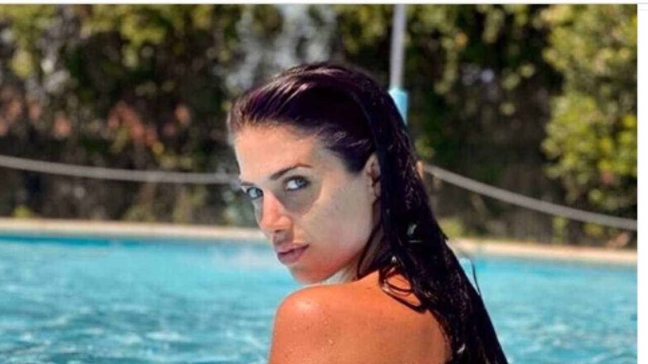 Eleonora Boi si rilassa in piscina: lato B da capogiro - Foto