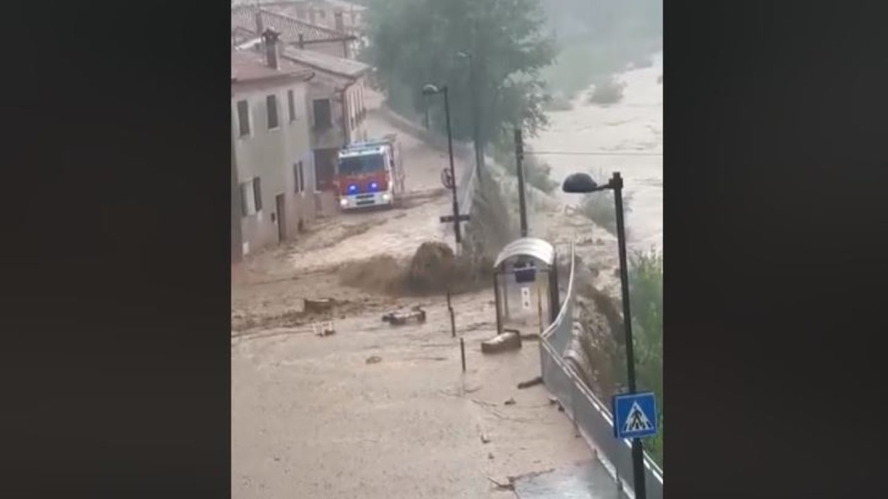 Maltempo, piogge violente in Veneto: alluvione a Solagna - VIDEO