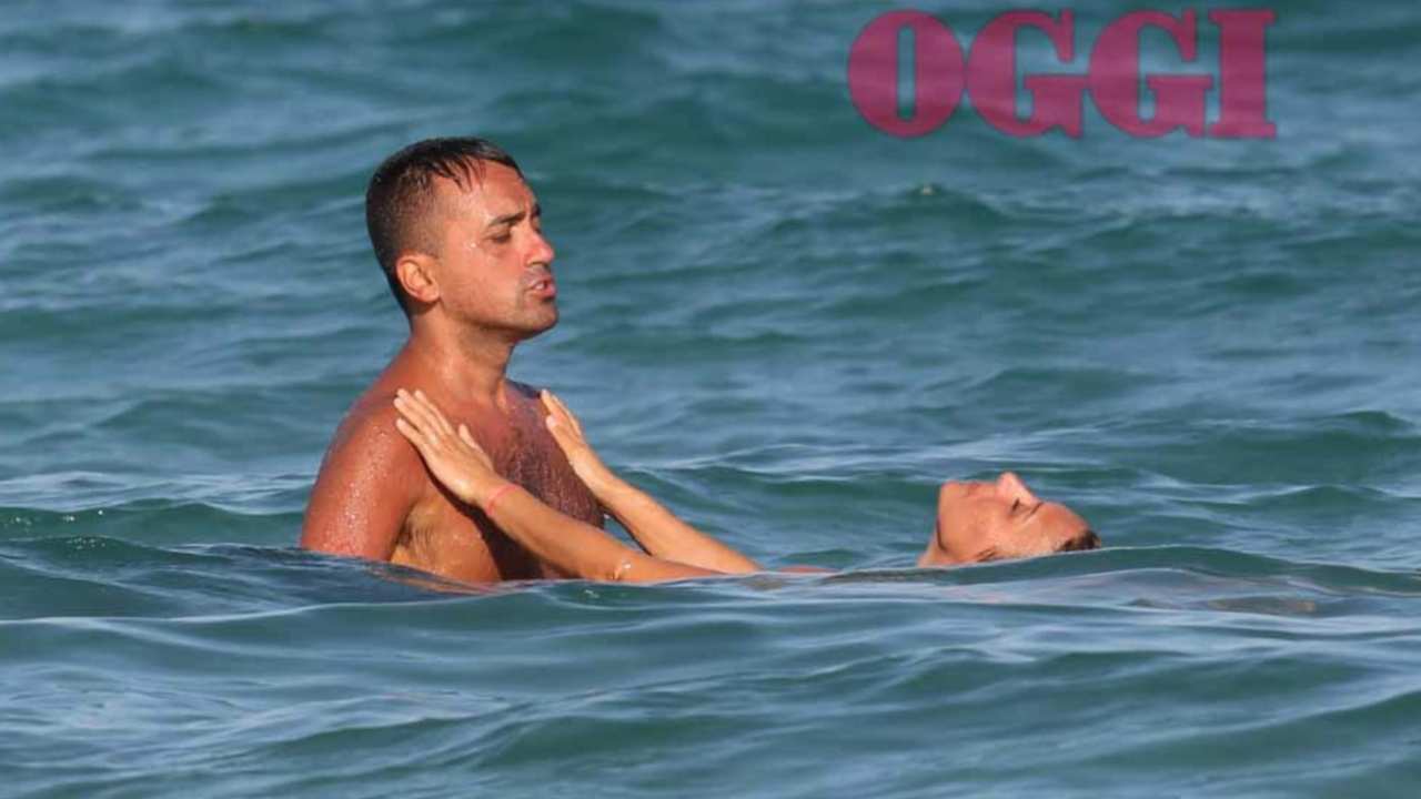 Luigi Di Maio, scatti bollenti al mare con la fidanzata – FOTO