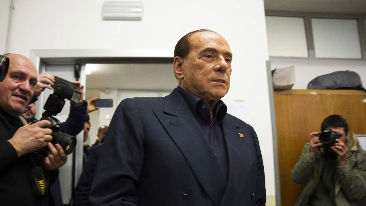Silvio Berlusconi migliora: "conforta il quadro clinico"