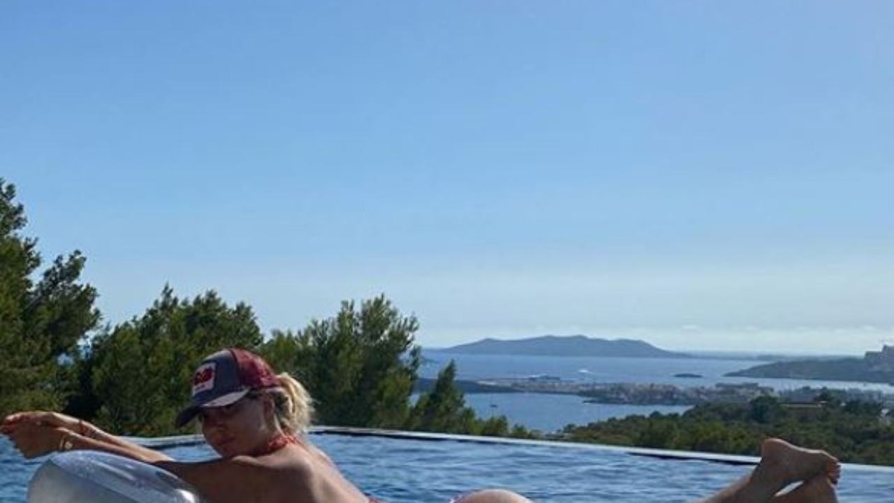 Wanda Nara, seducente in piscina: il costume copre poco - FOTO