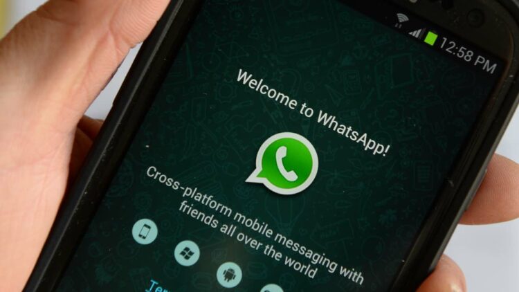 Whatsapp, inviare foto hard a minori è violenza sessuale: la sentenza