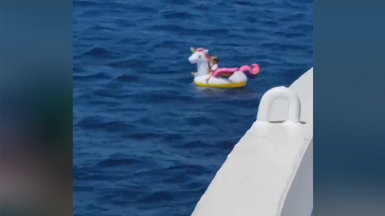 bambina grecia unicorno