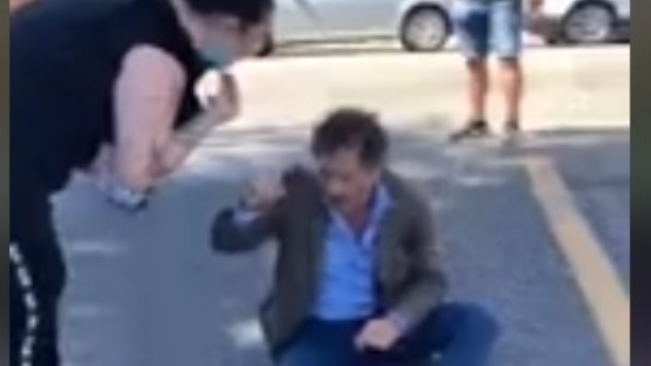 Francesco Emilio Borrelli brutalmente aggredito - Video 