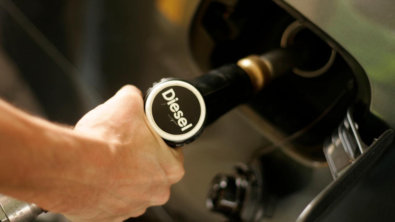 Auto Diesel, pronta la stangata: gasolio costerà come benzina