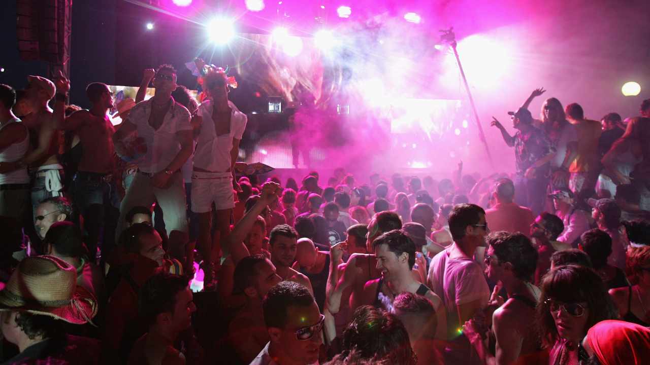 Covid, positiva dopo vacanze va in discoteca: ansia per 200 persone