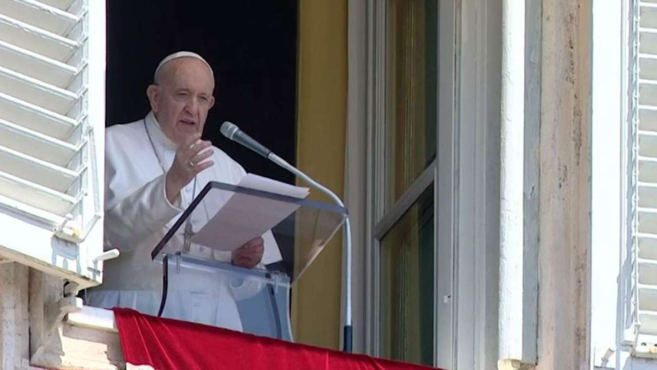 Papa Francesco all'Angelus:"politici rilancino lavoro""