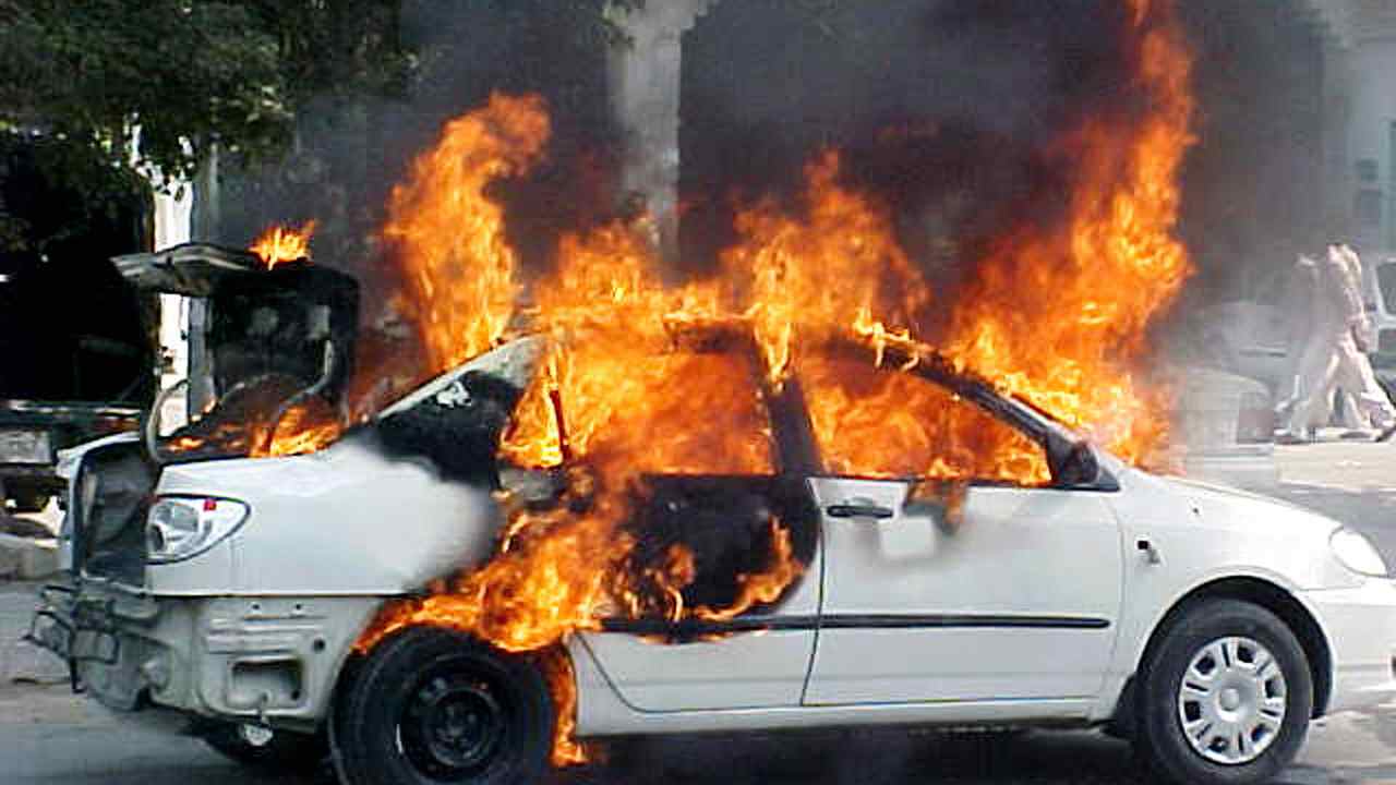 Serena Enardu, incendiata l'auto: "Atto vandalico da punire"