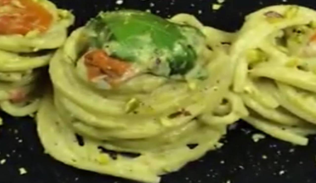Spaghetti con crema di basilico ricetta