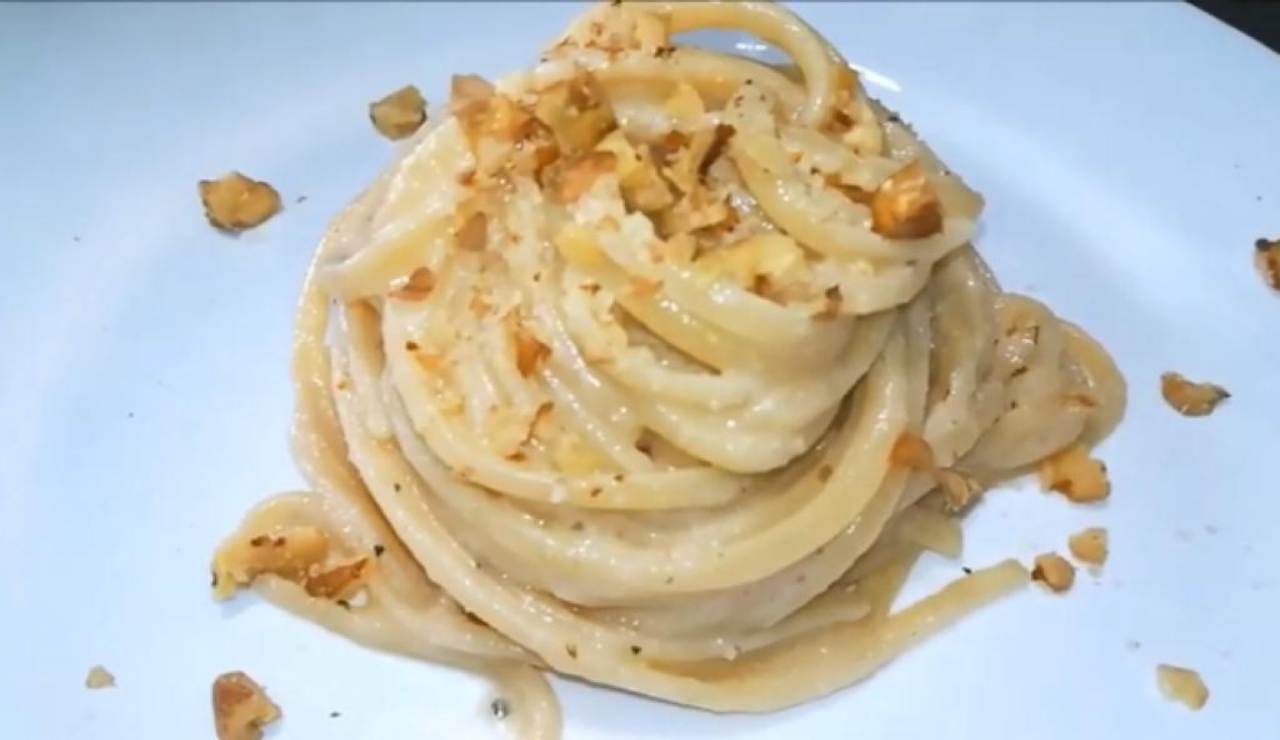 Linguine con crema di melanzane e noci ricetta