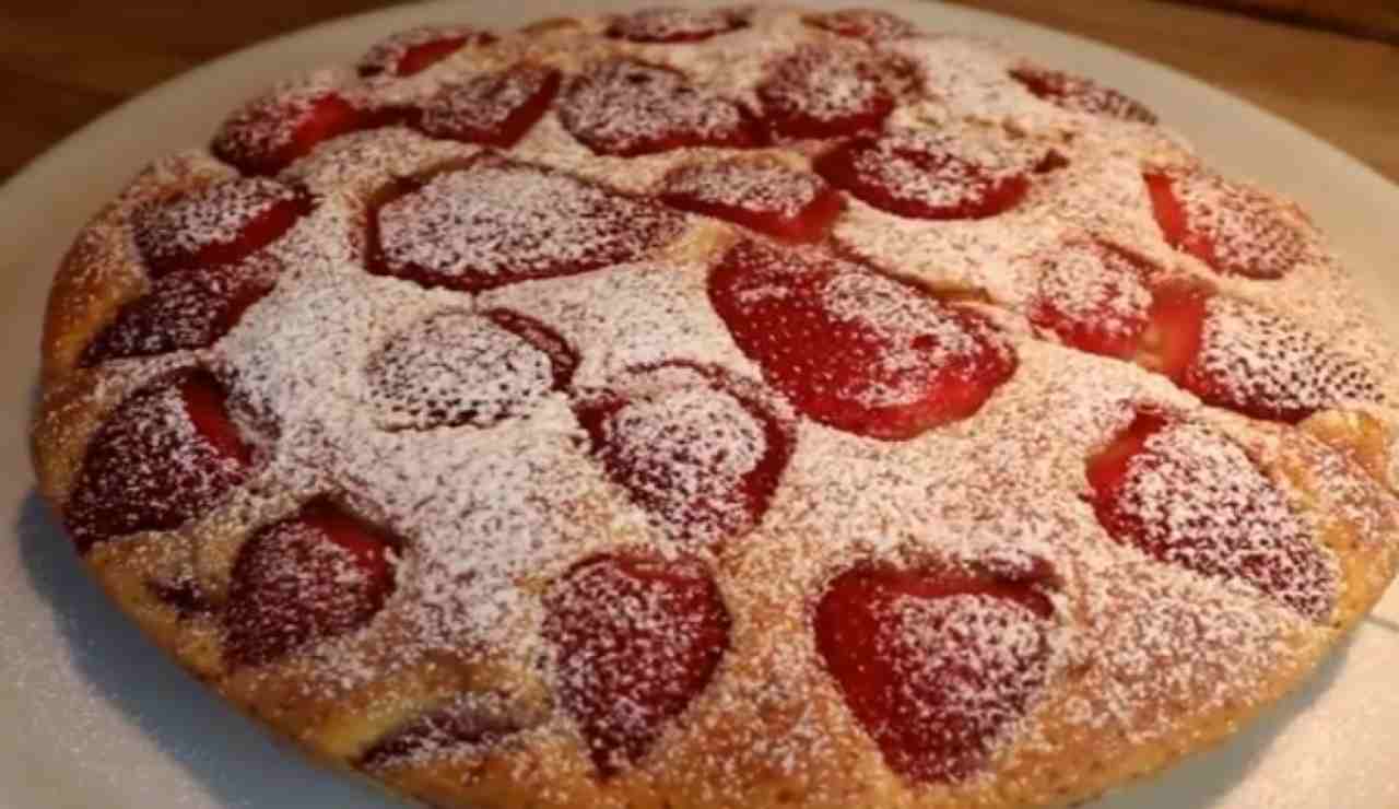 Torta veloce alle fragole ricetta