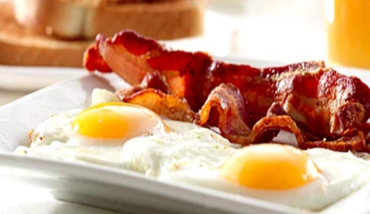 Uova e bacon s colazione. Ricetta