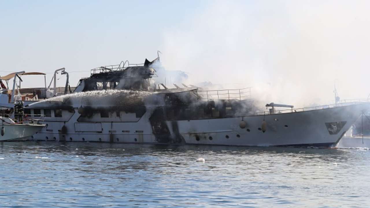 incendio yacht sardegna