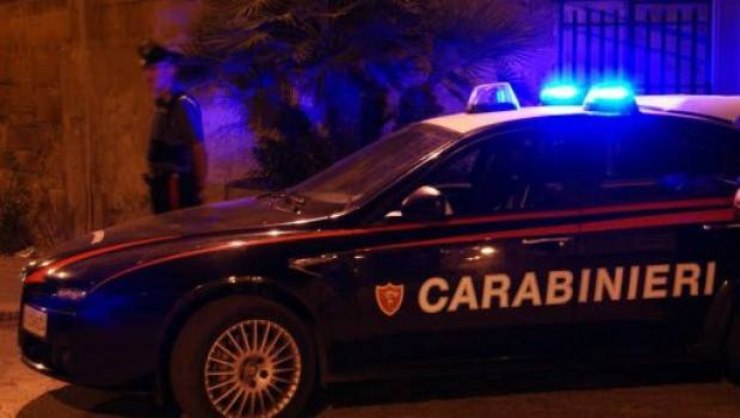 un'auto dei carabinieri di notte