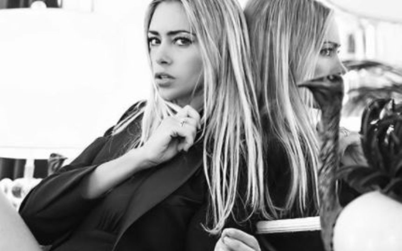 martina stella bianco nero