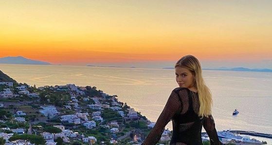 Sara Croce, panorama mozzafiato: il vestito è trasparente - FOTO