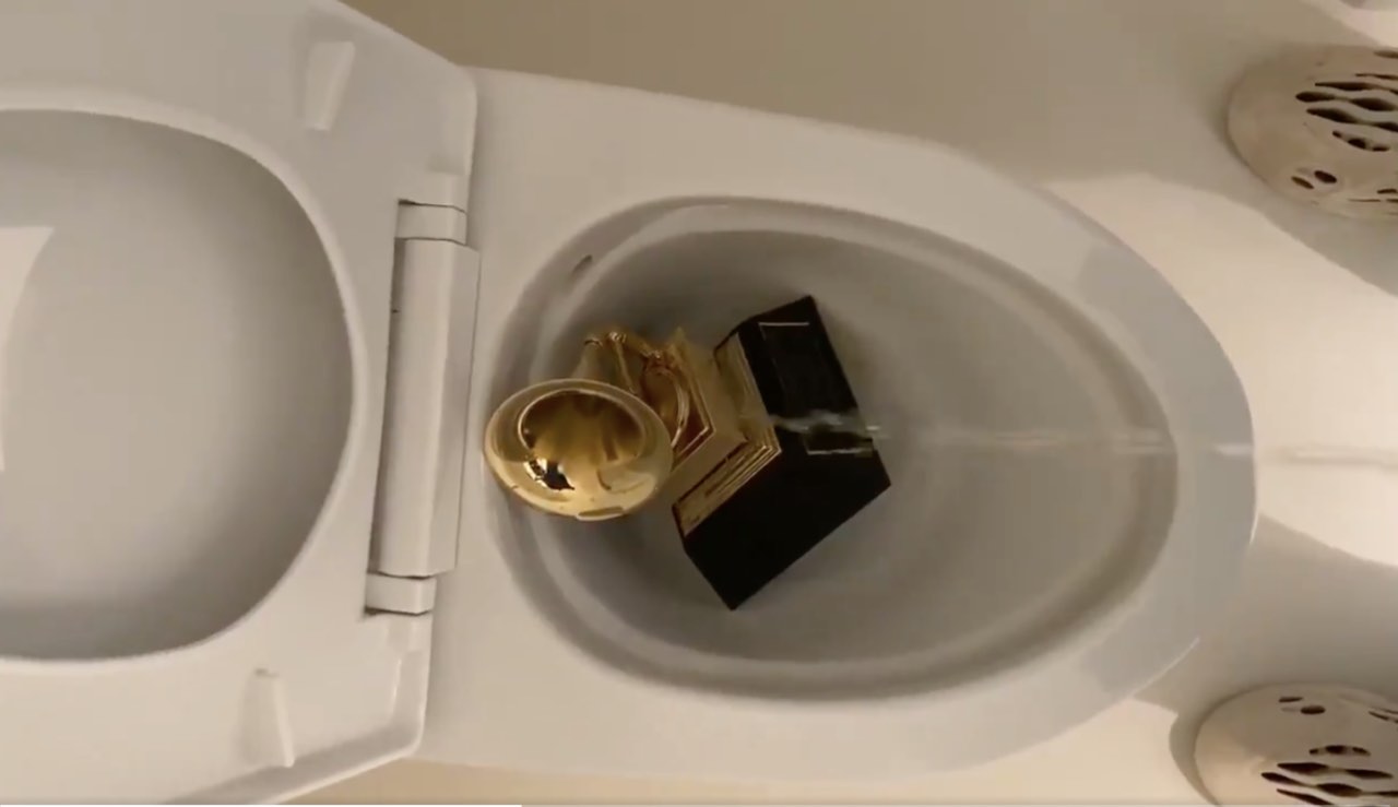 Kanye west fa pipì sul grammy