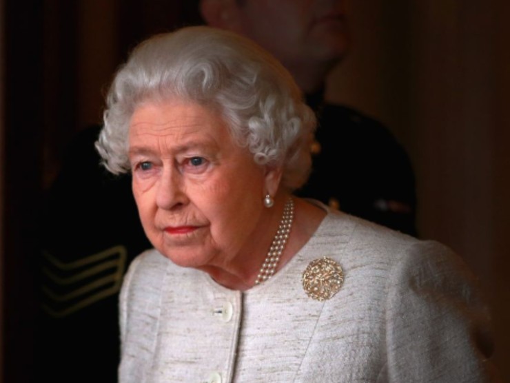 Regina Elisabetta perde corona
