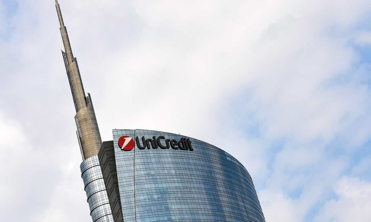 Unicredit down, crash dei servizi online: disagi in tutta Italia