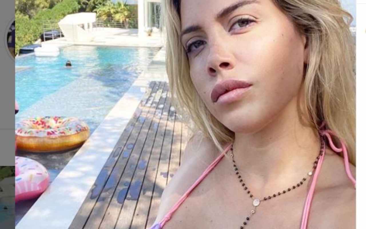 Wanda Nara nostalgica su Instagram, decollete esplosivo: si vede tutto - FOTO