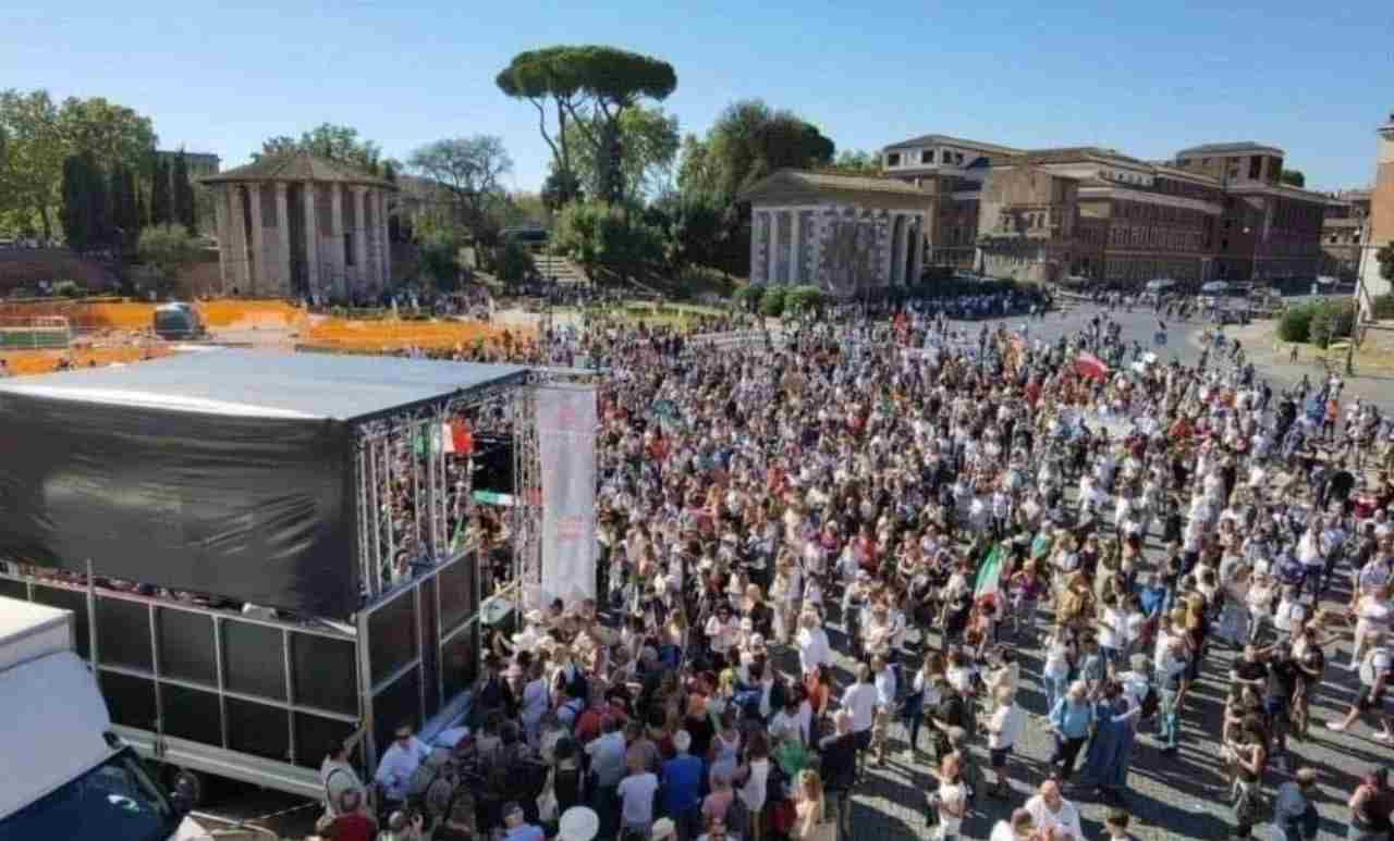 Roma, negazionisti Covid e No Mask in piazza: "Siamo in guerra"